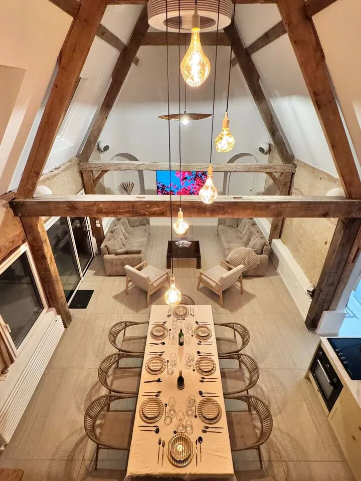 La grande tablée sous la charpente, La Villa Saint-Léger, Beuzeville, Normandie