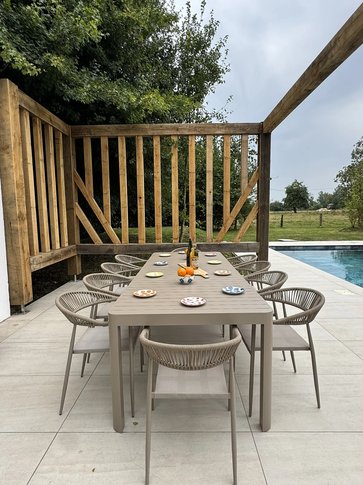 Table sous la pergola au bord de la piscine, La Villa Saint-Léger, Beuzeville