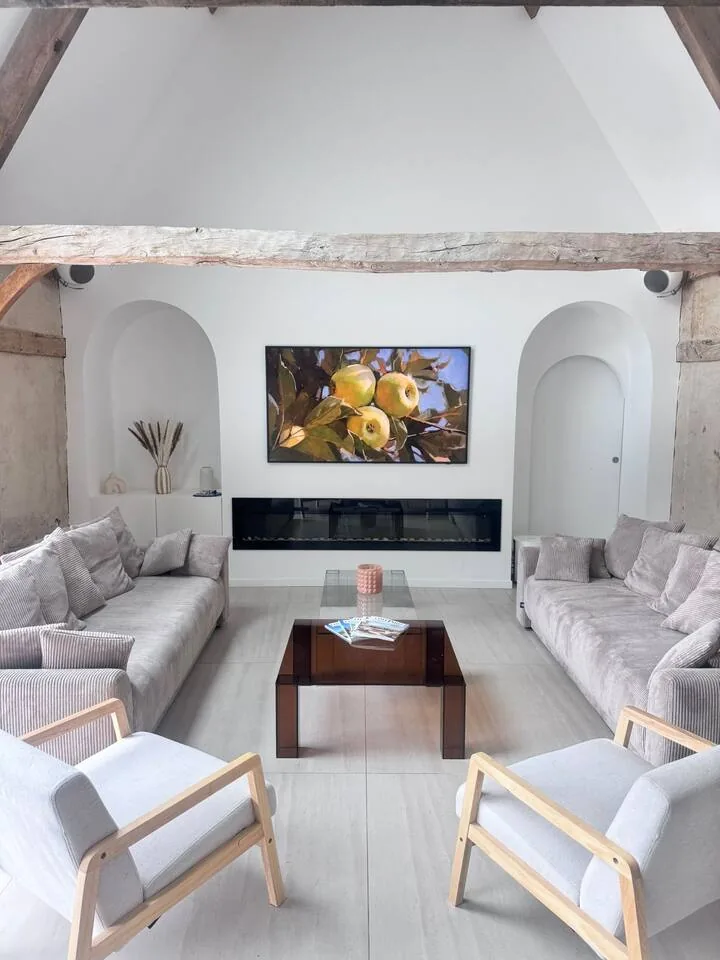 Le salon sous charpente, La Villa Saint-Léger, Beuzeville, Normandie