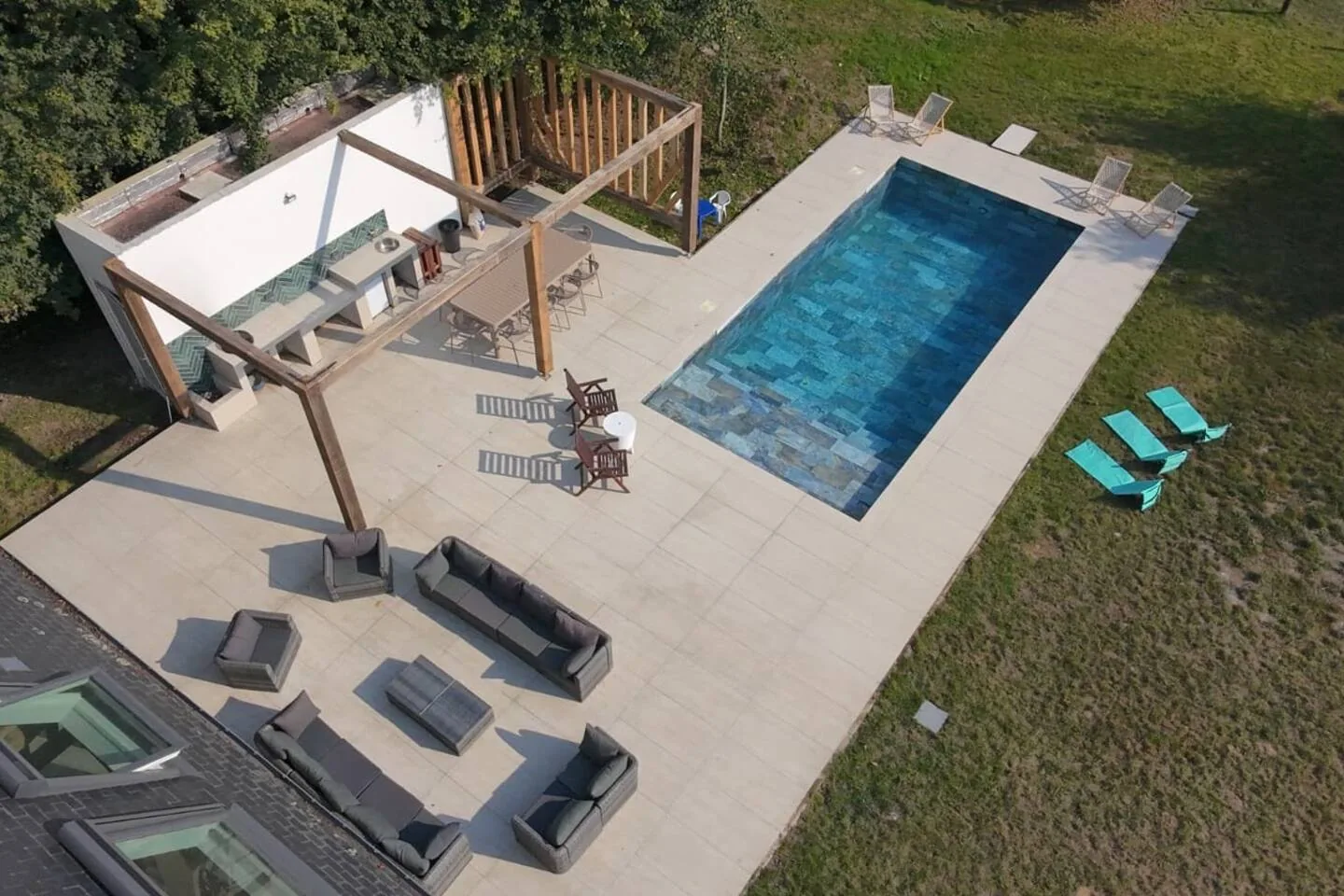 La piscine et la pergola vues du ciel, La Villa Saint-Léger, Beuzeville, Normandie