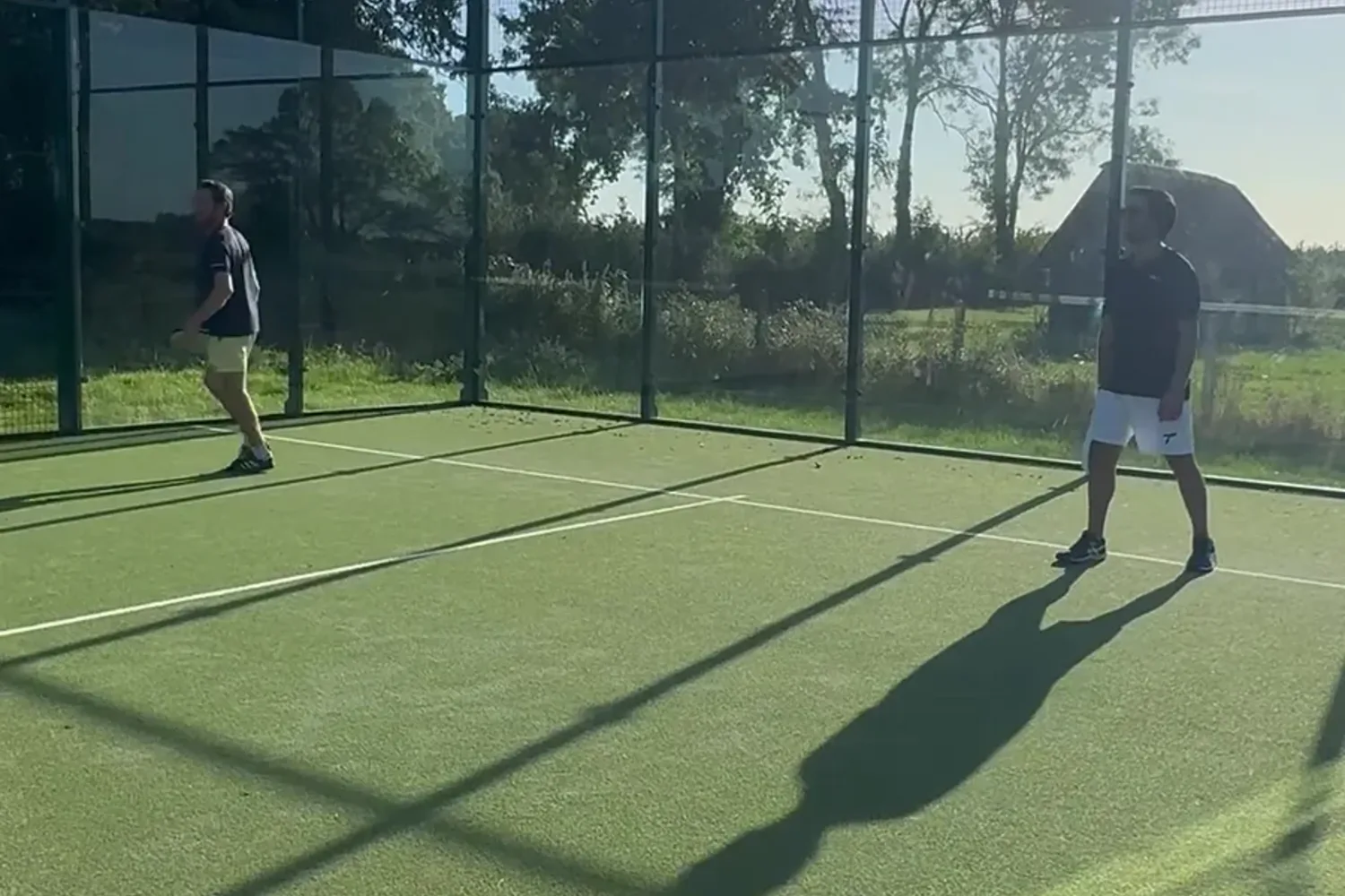 Le boom du padel en France : chiffres, usages et naissance d’une nouvelle sociabilité premium