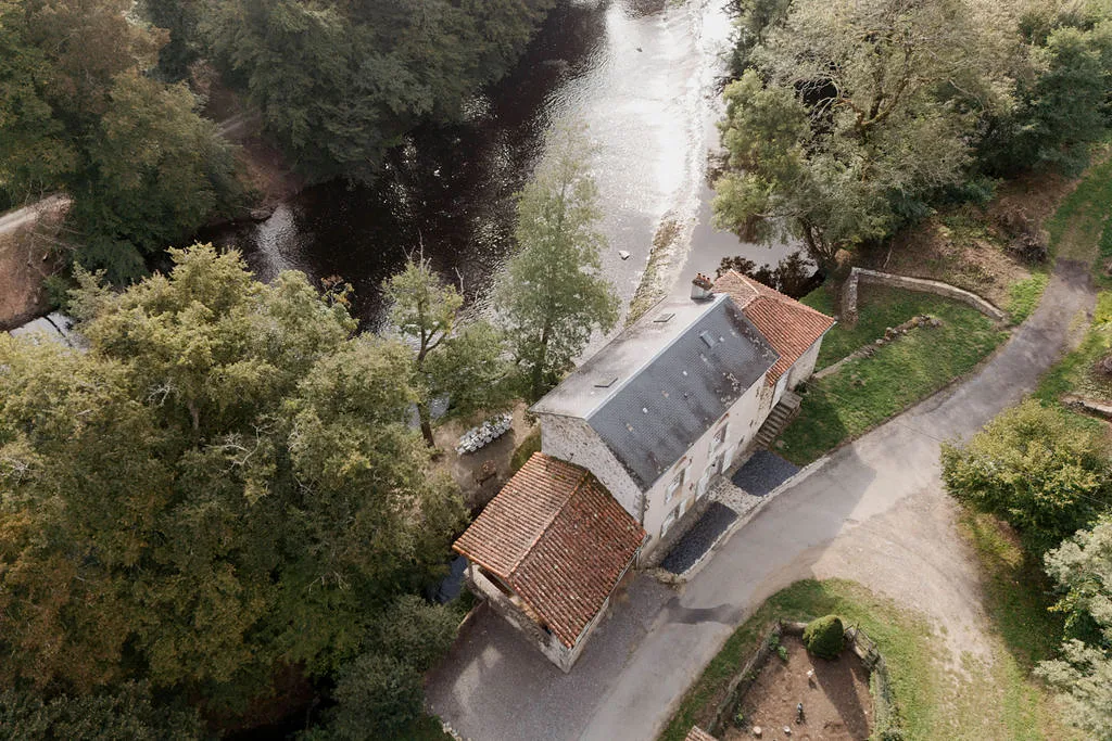Le Moulin Berger et son hectare de parc au bord de la rivière, Bussière-Poitevine