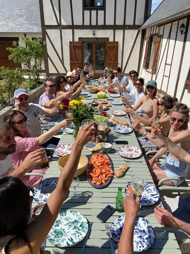Grande tablée de célébration sous les colombages, La Villa Club One, Mesnil-en-Ouche