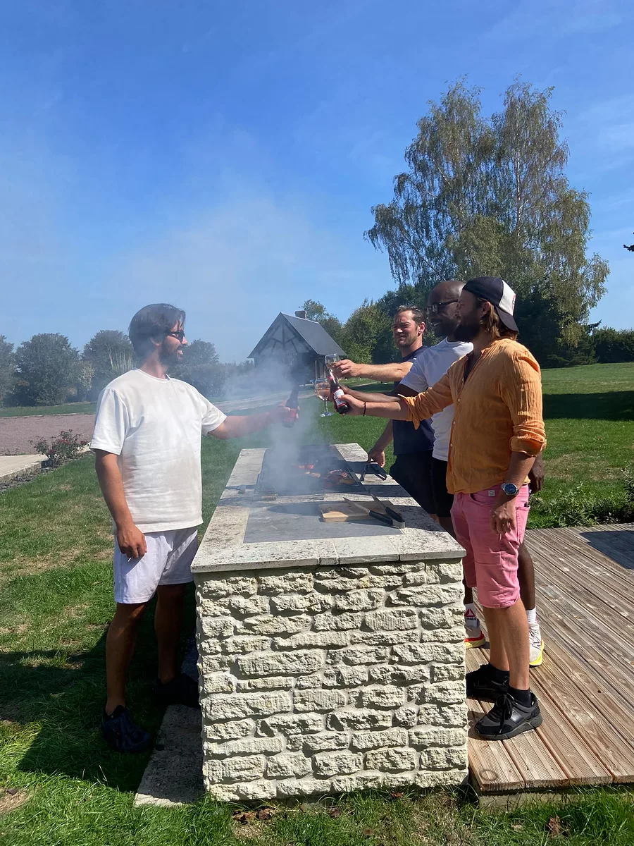 Barbecue entre amis dans le jardin, verres levés autour de la plancha, La Villa Club One, Mesnil-en-Ouche