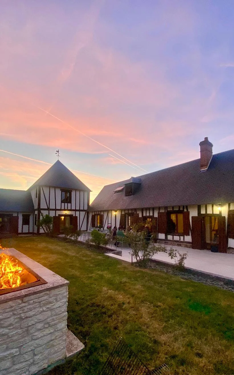 La longère normande au crépuscule, brasero allumé, La Villa Club One, Mesnil-en-Ouche