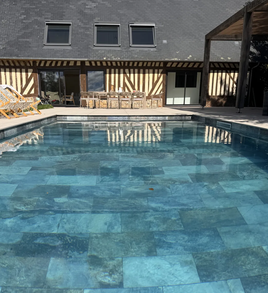 La piscine chauffée devant la longère normande de La Villa Club One, Mesnil-en-Ouche