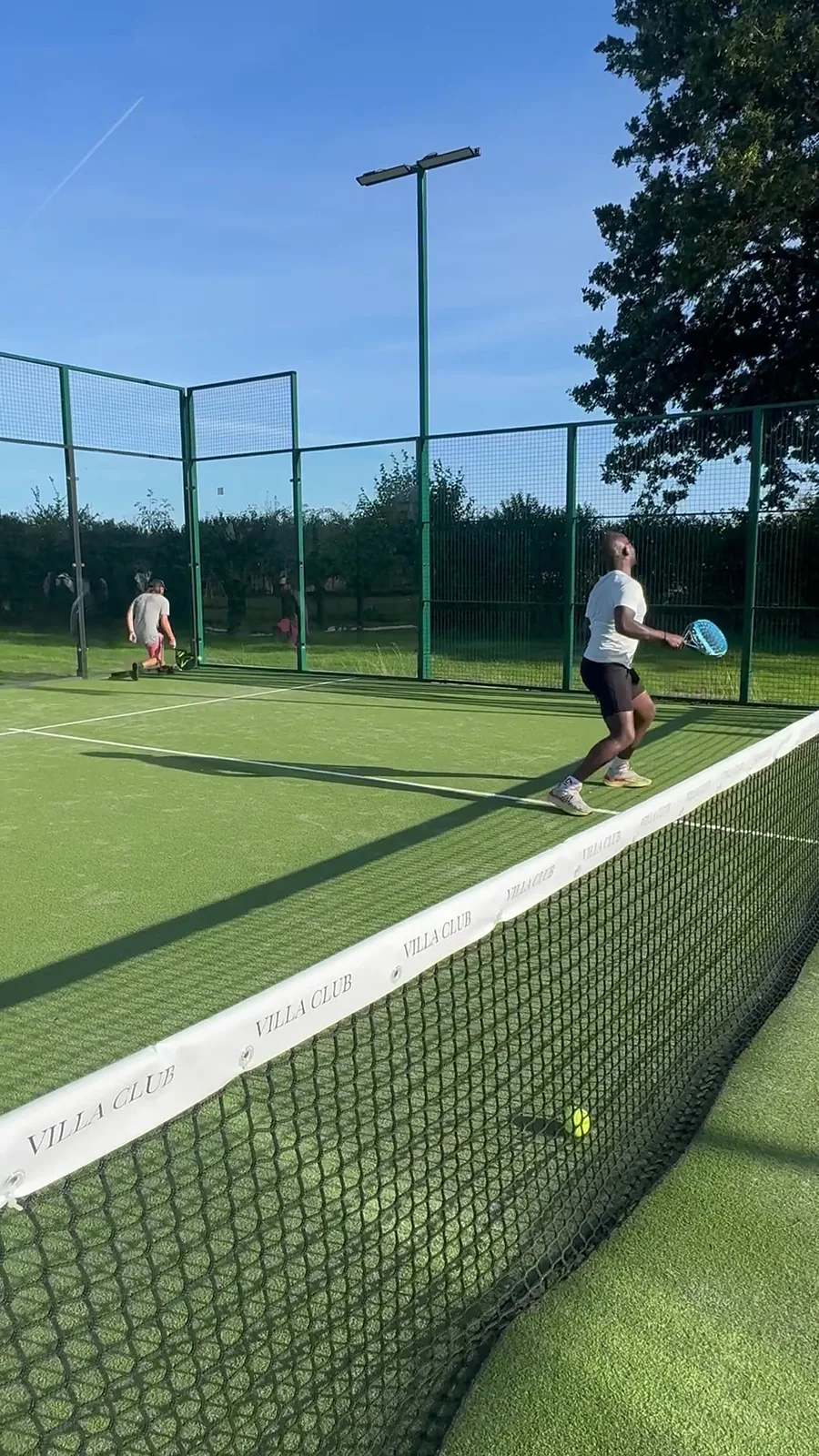 Match sur le terrain de padel privé de La Villa Club One, Mesnil-en-Ouche
