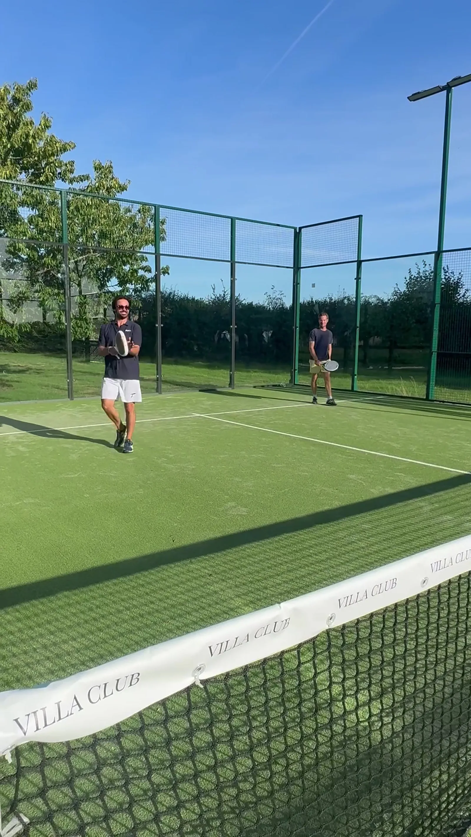 Match de padel sur le terrain privé de La Villa Club One, Mesnil-en-Ouche