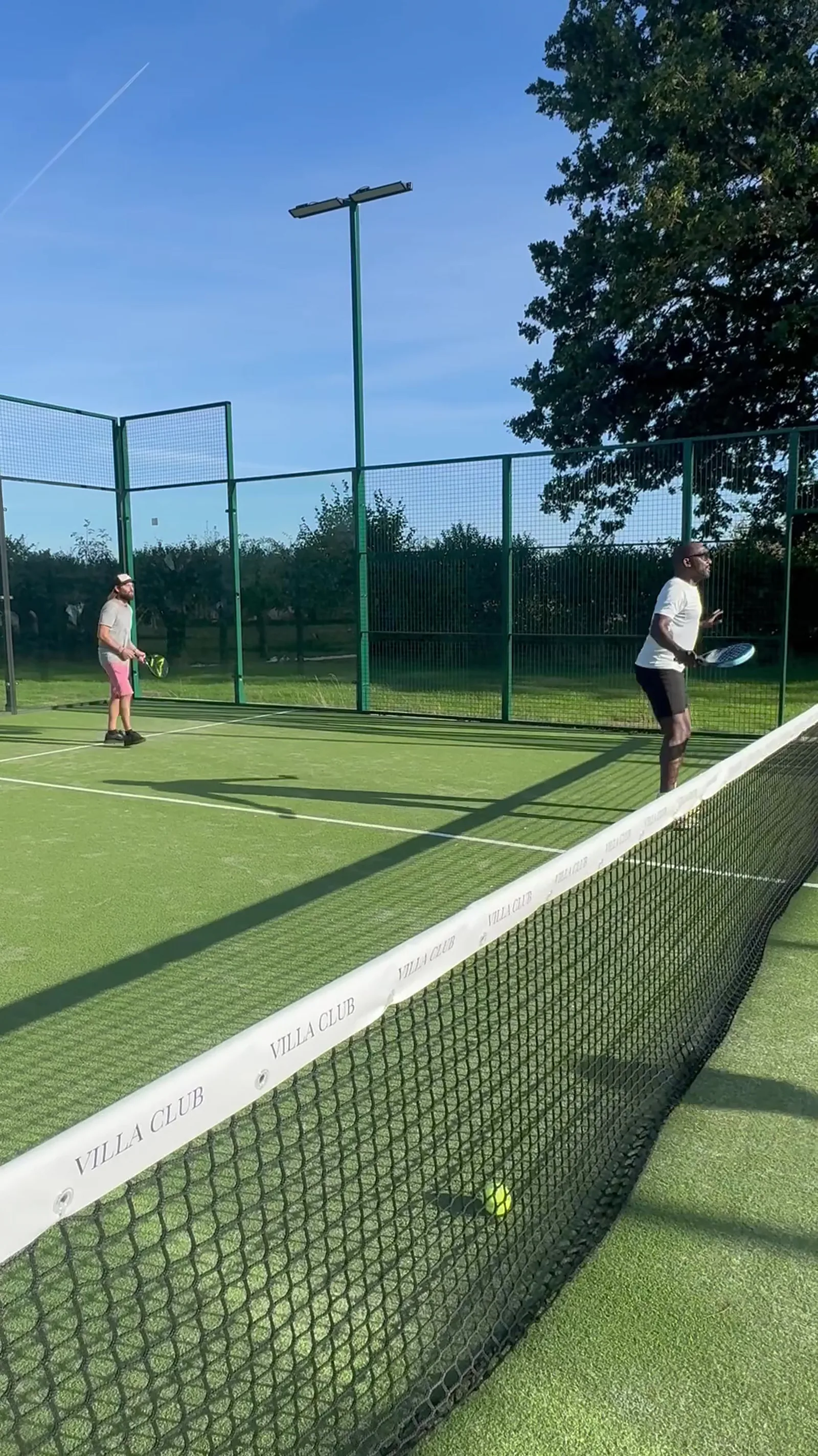 Échange de padel sur le terrain privé de La Villa Club One, Mesnil-en-Ouche