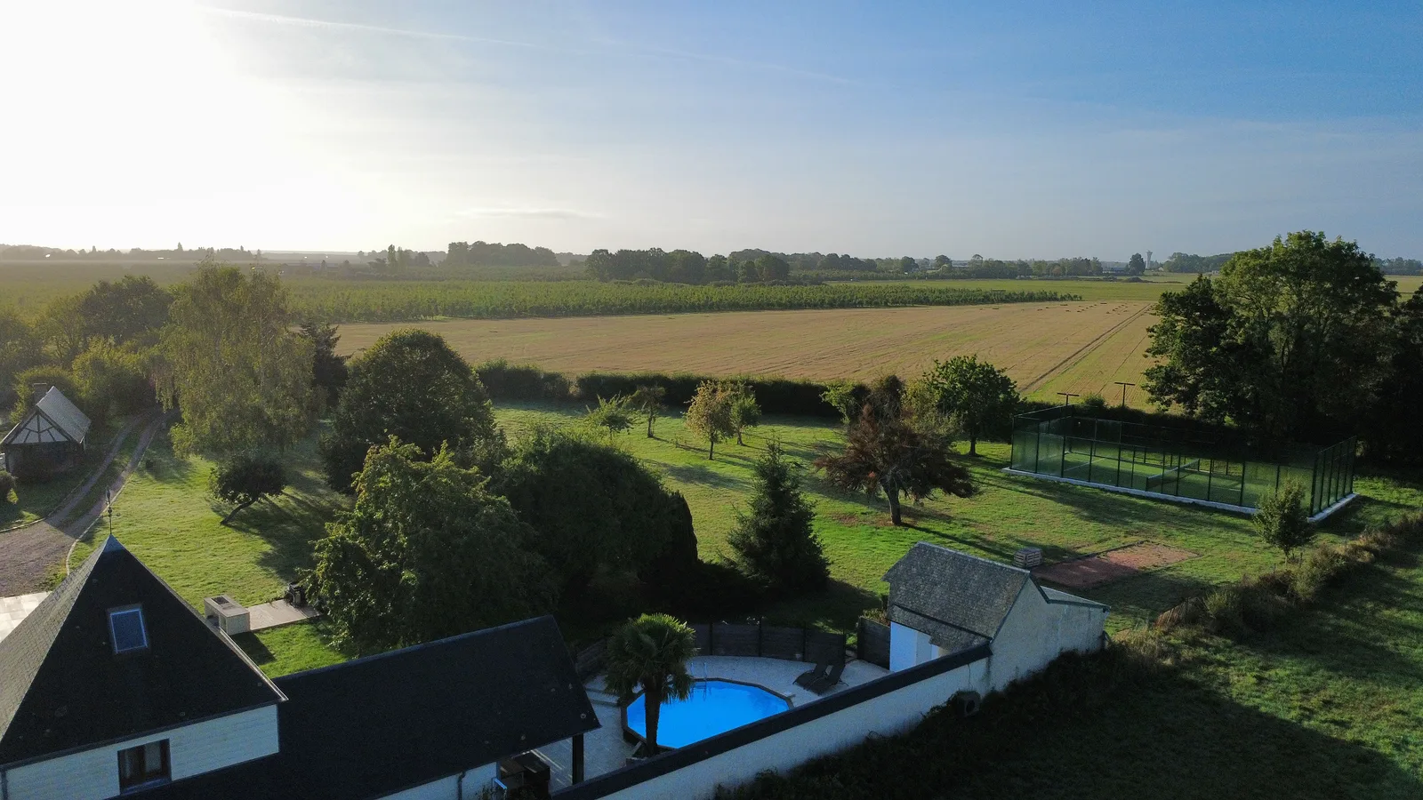 Vue aérienne du domaine de La Villa Club One et de sa piscine, Mesnil-en-Ouche