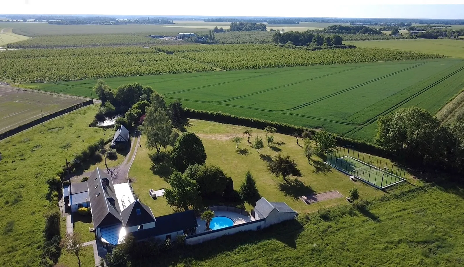 Le domaine de La Villa Club One vu du ciel, terrain de padel et vergers, Mesnil-en-Ouche